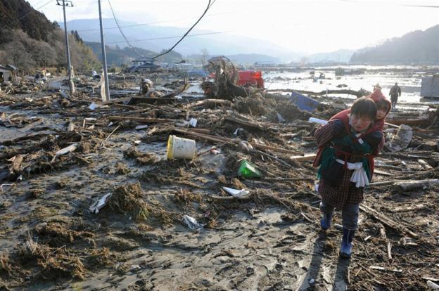 Люди потихоньку выходят из убежищ после землетрясения