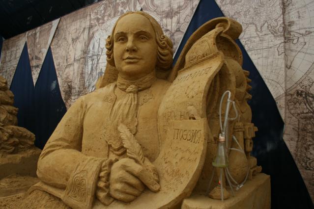 Скульптура Михаила Ломоносова из песка